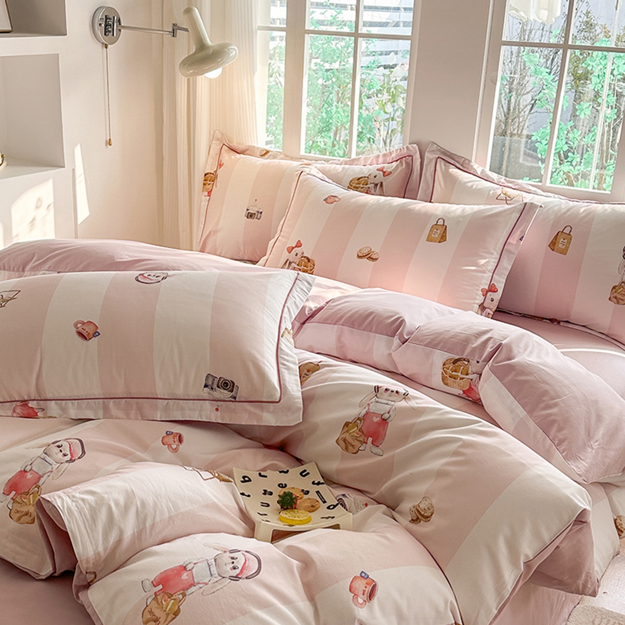 91家纺网 家纺一手货源 找家纺 眷恋家纺 2026新款全棉春夏铂金棉13376数码印花四件套 音乐兔-粉