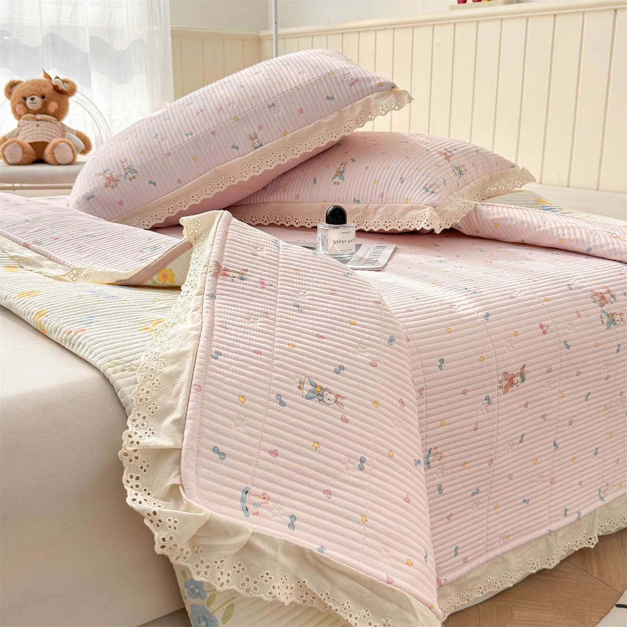 91家纺网 家纺一手货源 找家纺 雯豆家纺 2026春夏新款A类凉感花边床盖三件套 花边床盖-兔子公主