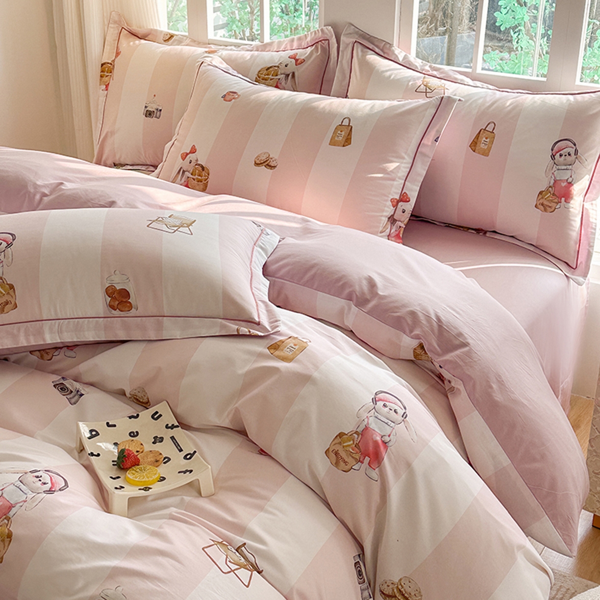 91家纺网 家纺一手货源 找家纺 眷恋家纺 2026新款全棉春夏铂金棉13376数码印花四件套 音乐兔-粉