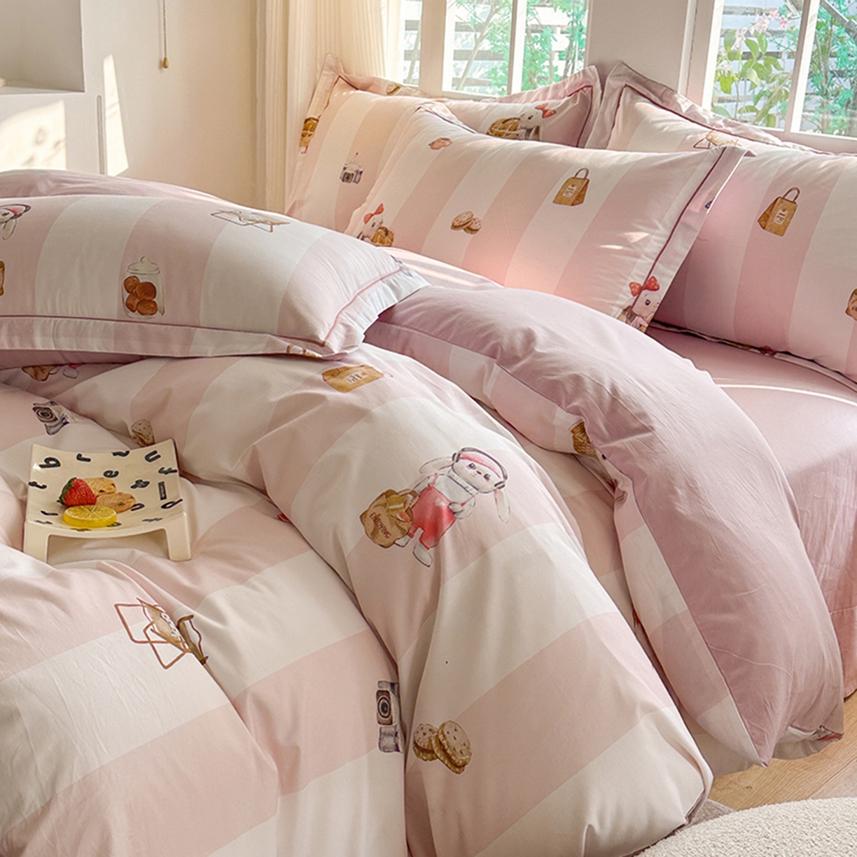 91家纺网 家纺一手货源 找家纺 眷恋家纺 2026新款全棉春夏铂金棉13376数码印花四件套 音乐兔-粉