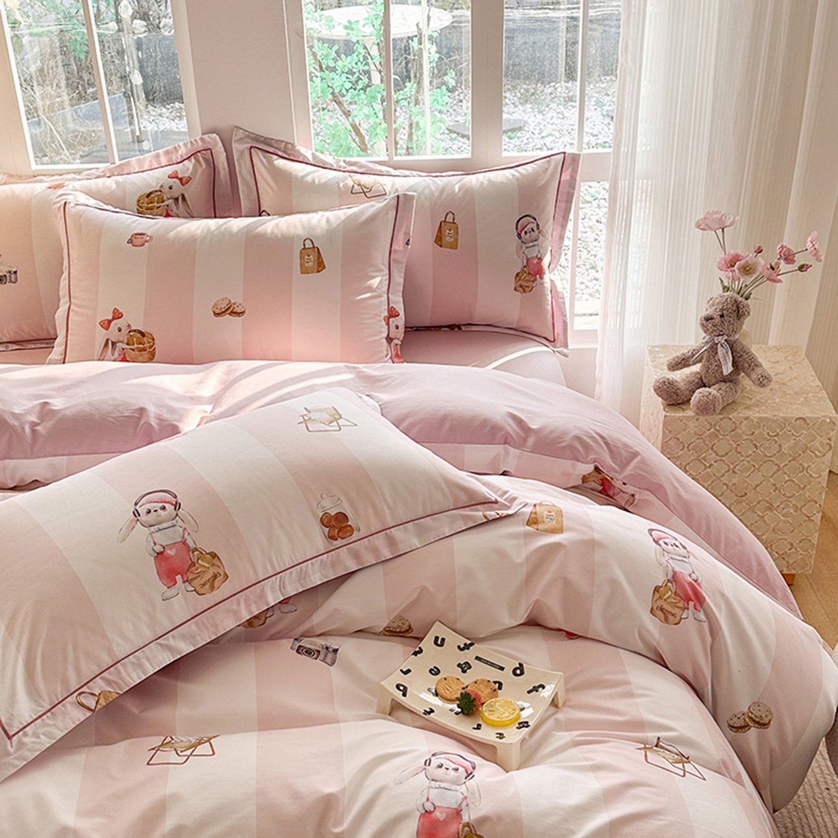 91家纺网 家纺一手货源 找家纺 眷恋家纺 2026新款全棉春夏铂金棉13376数码印花四件套 音乐兔-粉