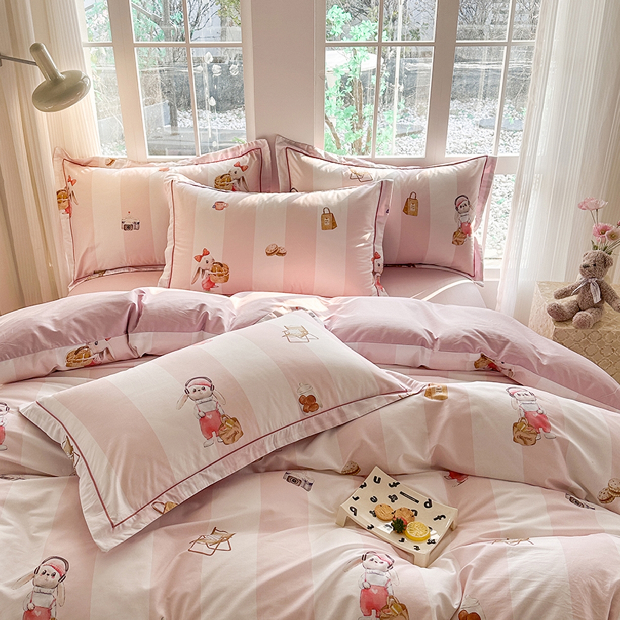 91家纺网 家纺一手货源 找家纺 眷恋家纺 2026新款全棉春夏铂金棉13376数码印花四件套 音乐兔-粉