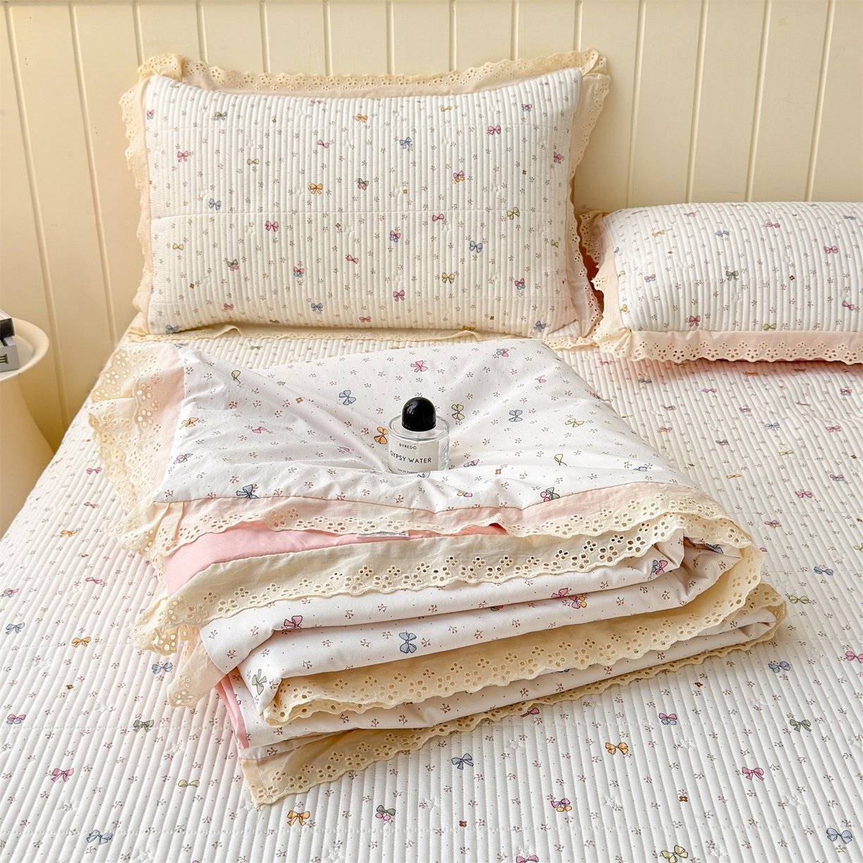 91家纺网 家纺一手货源 找家纺 雯豆家纺 2026春夏新款A类凉感花边床盖三件套 花边床盖-多彩蝴蝶