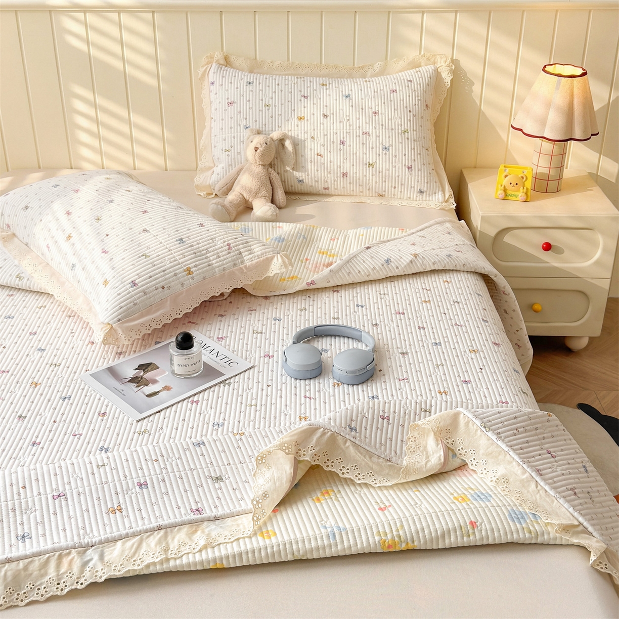 91家纺网 家纺一手货源 找家纺 雯豆家纺 2026春夏新款A类凉感花边床盖三件套 花边床盖-多彩蝴蝶