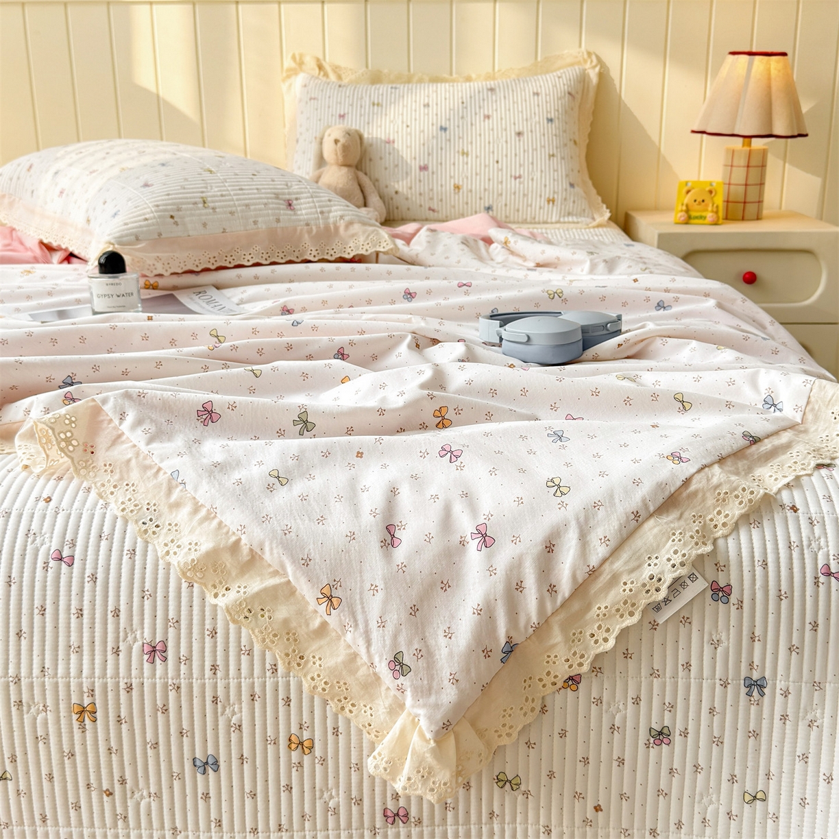 91家纺网 家纺一手货源 找家纺 雯豆家纺 2026春夏新款A类凉感花边床盖三件套 花边床盖-多彩蝴蝶