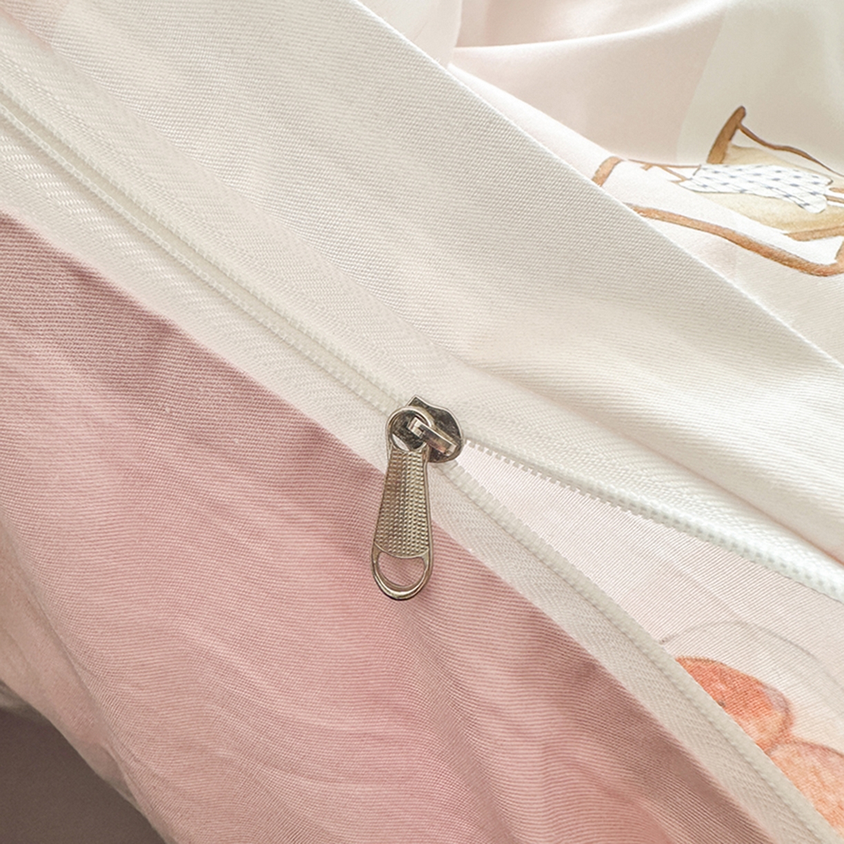 91家纺网 家纺一手货源 找家纺 眷恋家纺 2026新款全棉春夏铂金棉13376数码印花四件套 音乐兔-粉