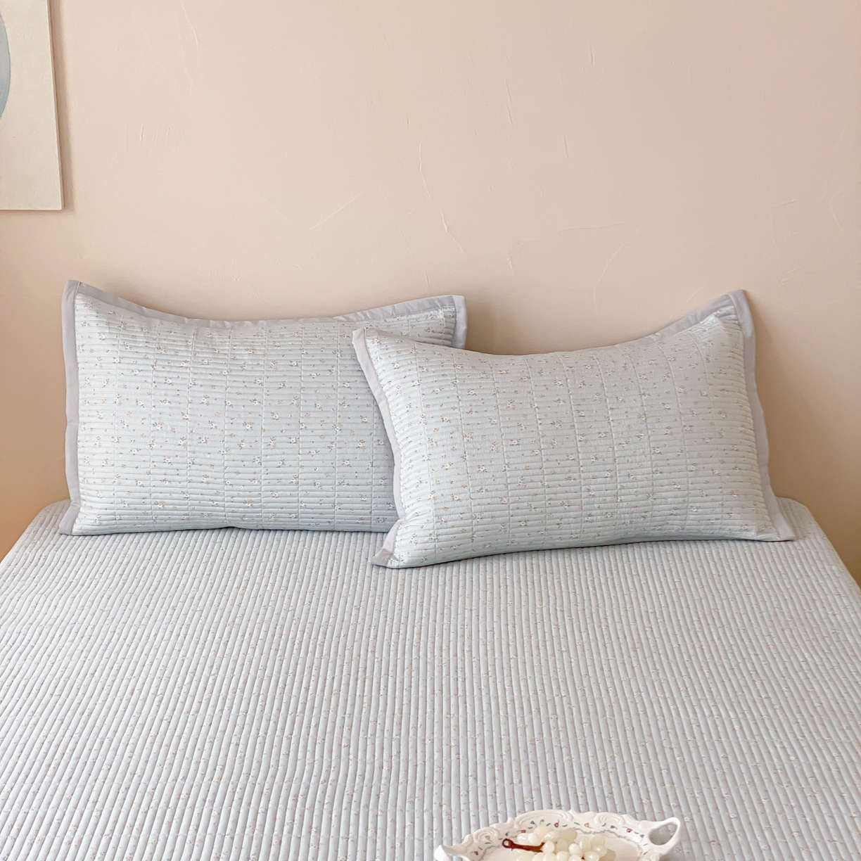 91家纺网 家纺一手货源 找家纺 黛舒家居 2026年春夏款纱洗莫代尔夹棉单床单床单单件床单三件套 蓝屿花间