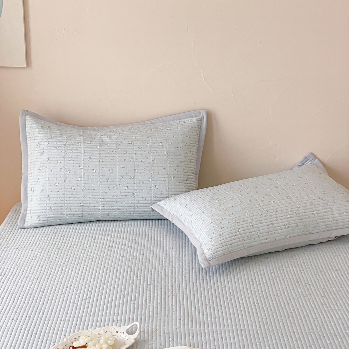 91家纺网 家纺一手货源 找家纺 黛舒家居 2026年春夏款纱洗莫代尔夹棉单床单床单单件床单三件套 蓝屿花间