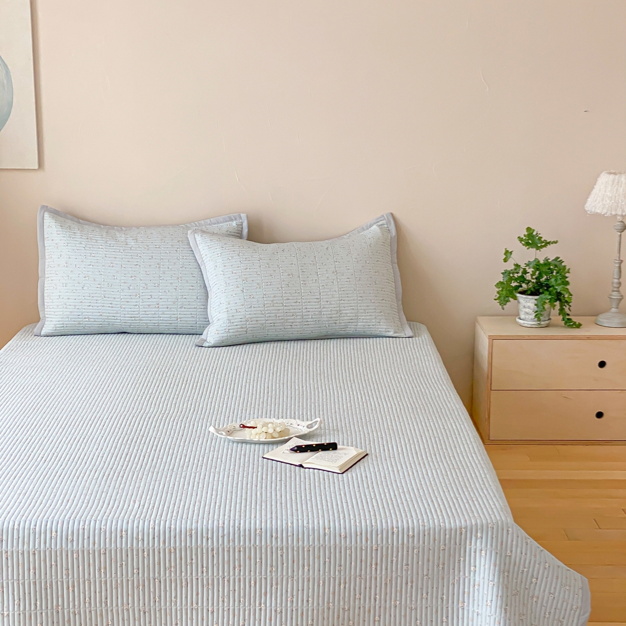 91家纺网 家纺一手货源 找家纺 黛舒家居 2026年春夏款纱洗莫代尔夹棉单床单床单单件床单三件套 蓝屿花间