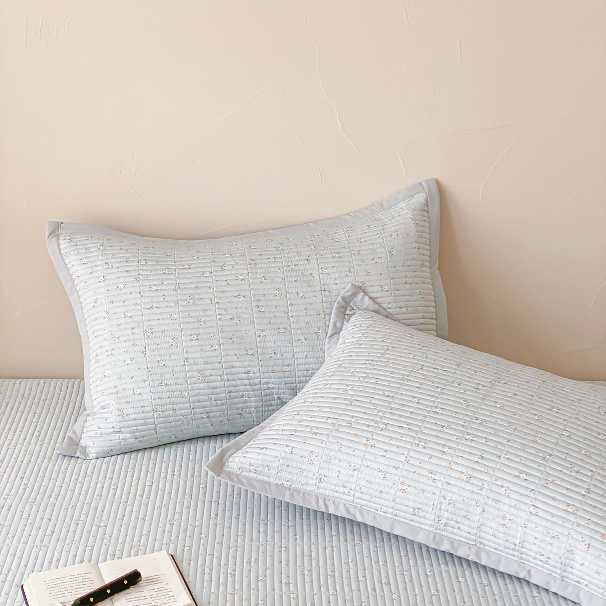 91家纺网 家纺一手货源 找家纺 黛舒家居 2026年春夏款纱洗莫代尔夹棉单床单床单单件床单三件套 蓝屿花间