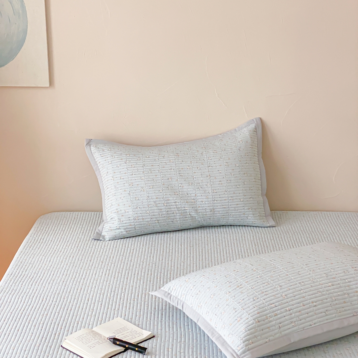 91家纺网 家纺一手货源 找家纺 黛舒家居 2026年春夏款纱洗莫代尔夹棉单床单床单单件床单三件套 蓝屿花间