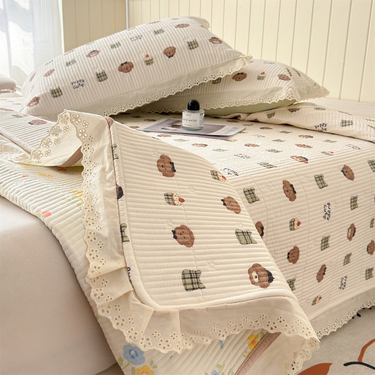 91家纺网 家纺一手货源 找家纺 雯豆家纺 2026春夏新款A类凉感花边床盖三件套 花边床盖-蛋糕小熊