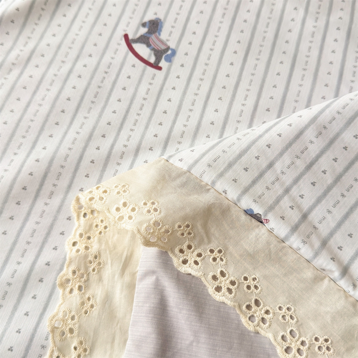 91家纺网 家纺一手货源 找家纺 雯豆家纺 2026春夏新款A类凉感花边床盖三件套 花边床盖-木马王子