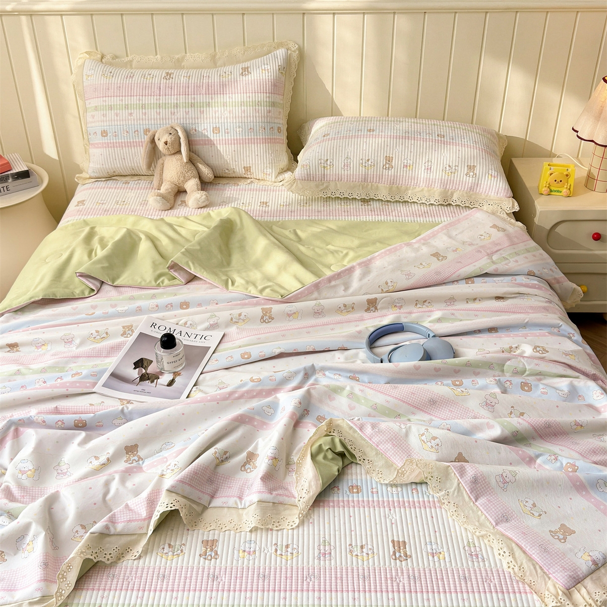 91家纺网 家纺一手货源 找家纺 雯豆家纺 2026春夏新款A类凉感花边床盖三件套 花边床盖-熊趣小窝