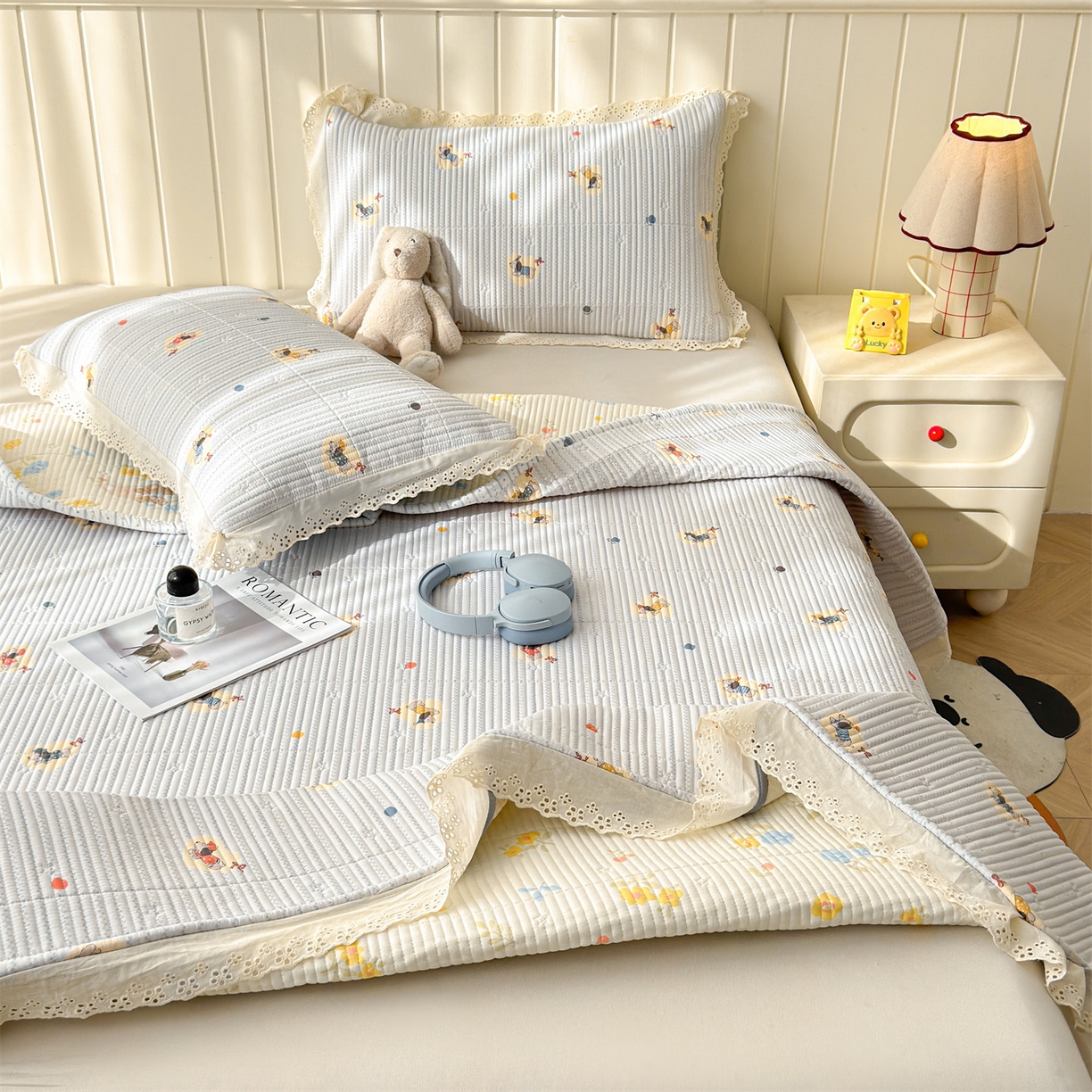 91家纺网 家纺一手货源 找家纺 雯豆家纺 2026春夏新款A类凉感花边床盖三件套 花边床盖-暖汪汪