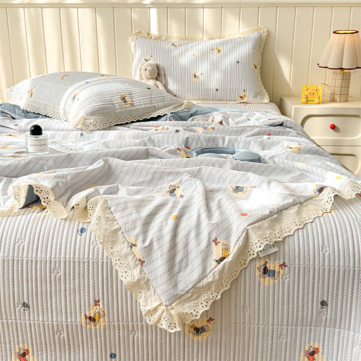 91家纺网 家纺一手货源 找家纺 雯豆家纺 2026春夏新款A类凉感花边床盖三件套 花边床盖-暖汪汪