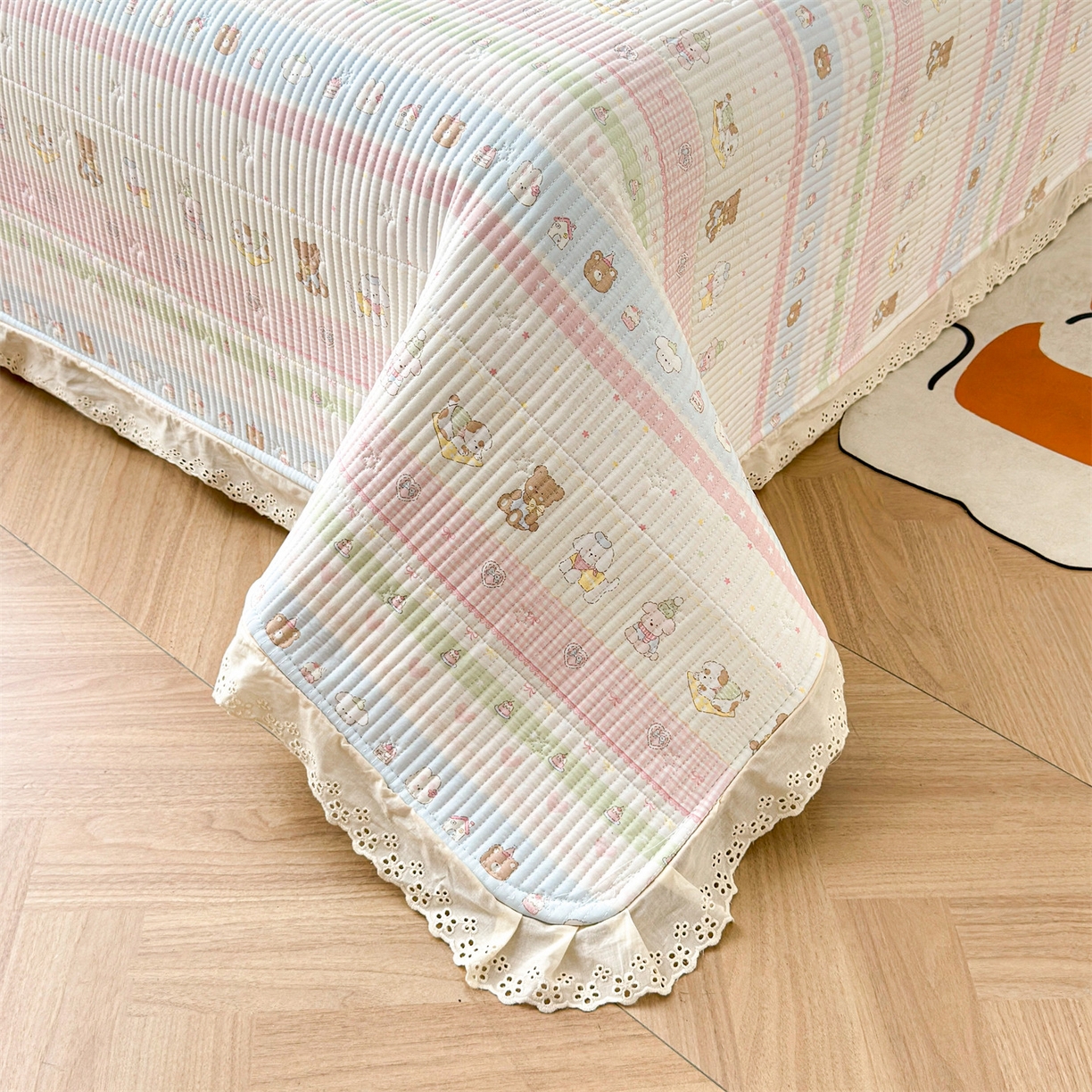 91家纺网 家纺一手货源 找家纺 雯豆家纺 2026春夏新款A类凉感花边床盖三件套 花边床盖-熊趣小窝