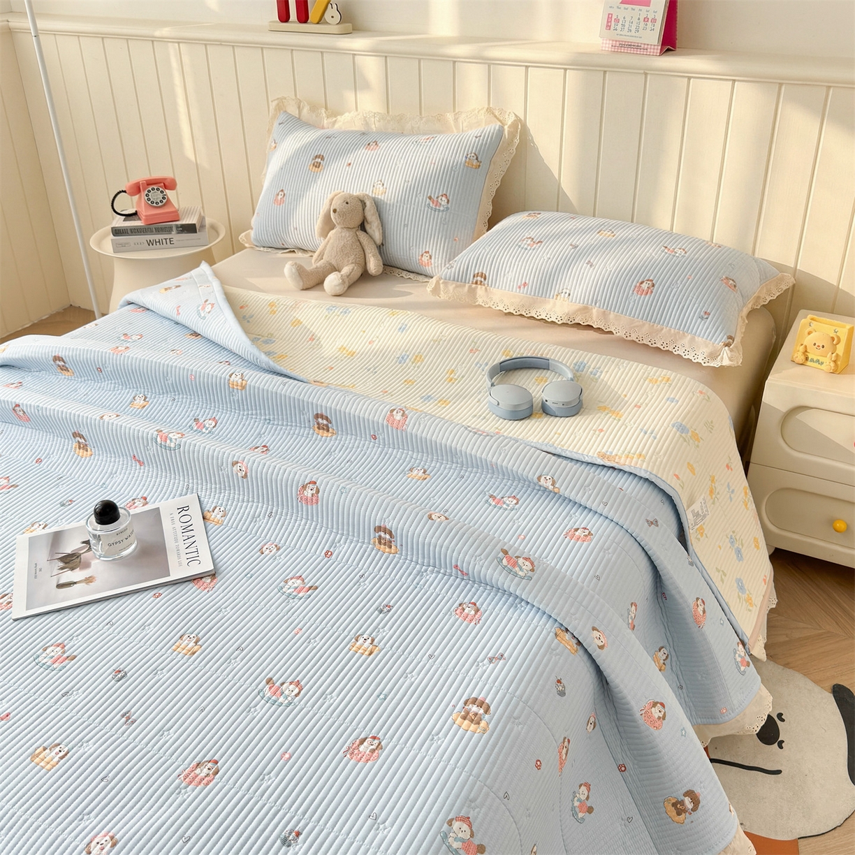 91家纺网 家纺一手货源 找家纺 雯豆家纺 2026春夏新款A类凉感花边床盖三件套 花边床盖-修勾木马（蓝）