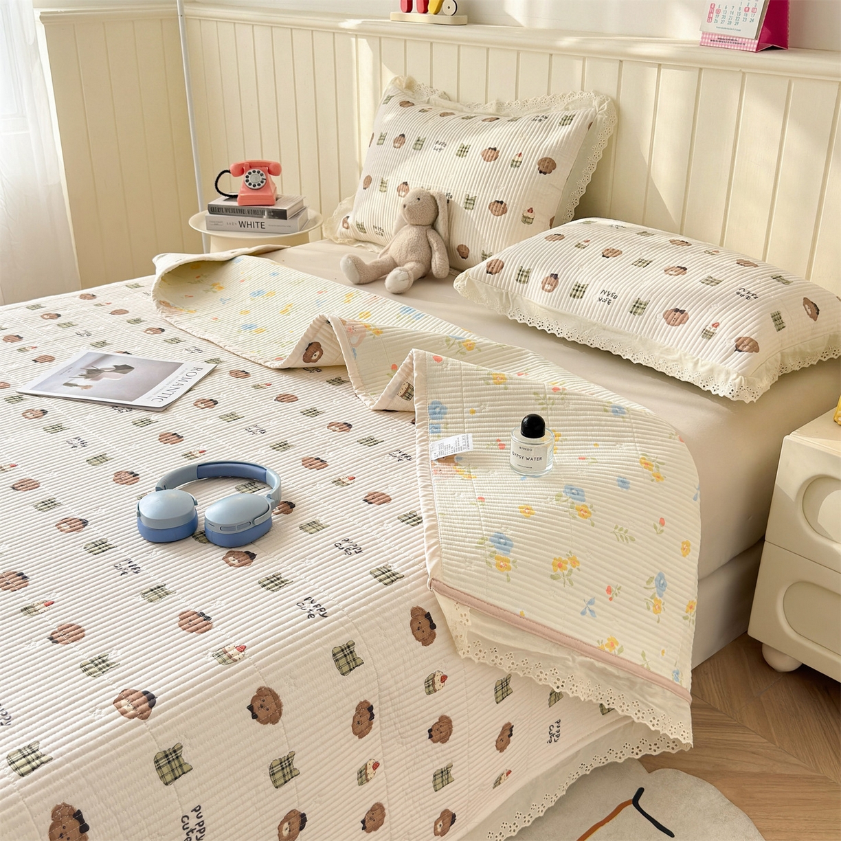 91家纺网 家纺一手货源 找家纺 雯豆家纺 2026春夏新款A类凉感花边床盖三件套 花边床盖-蛋糕小熊