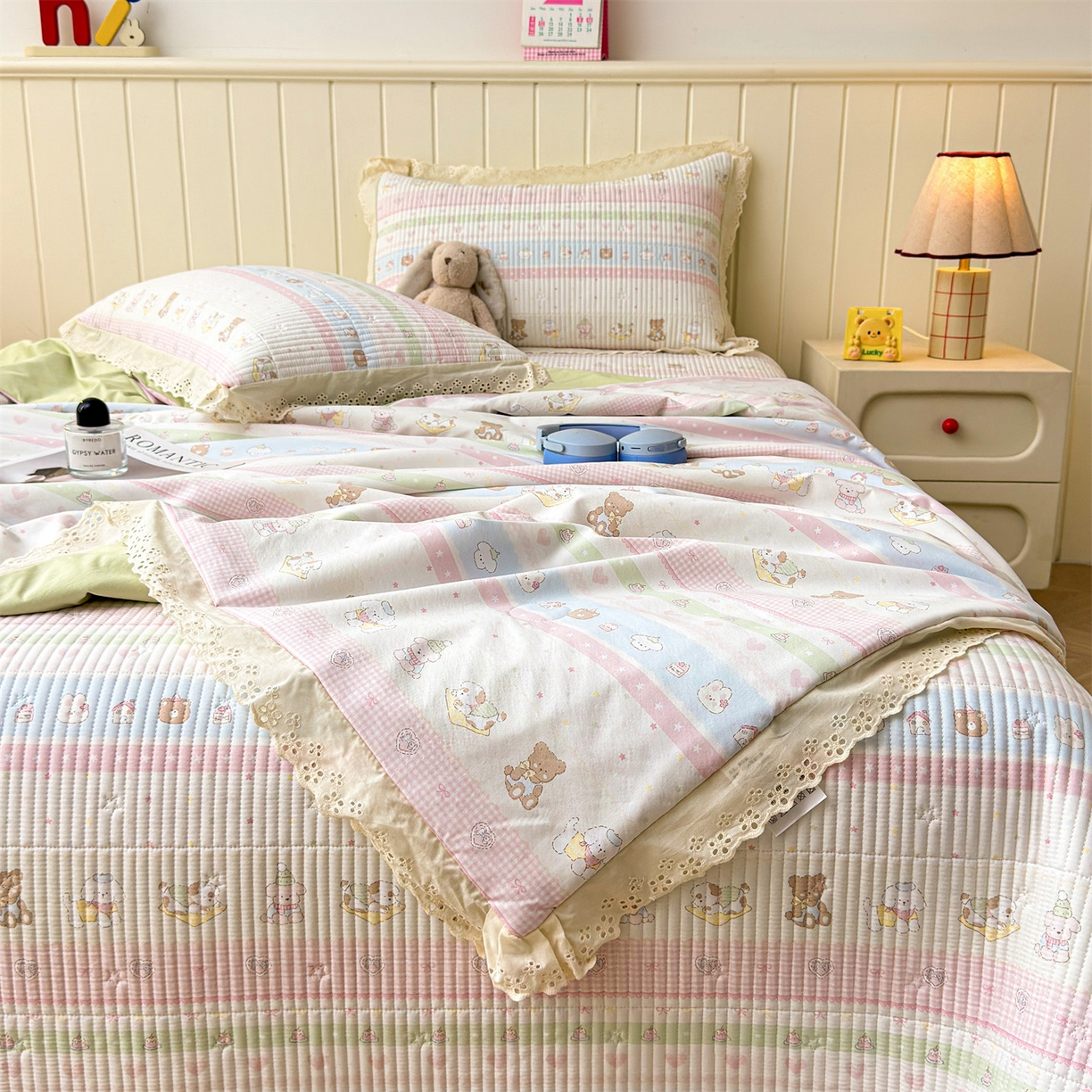 91家纺网 家纺一手货源 找家纺 雯豆家纺 2026春夏新款A类凉感花边床盖三件套 花边床盖-熊趣小窝