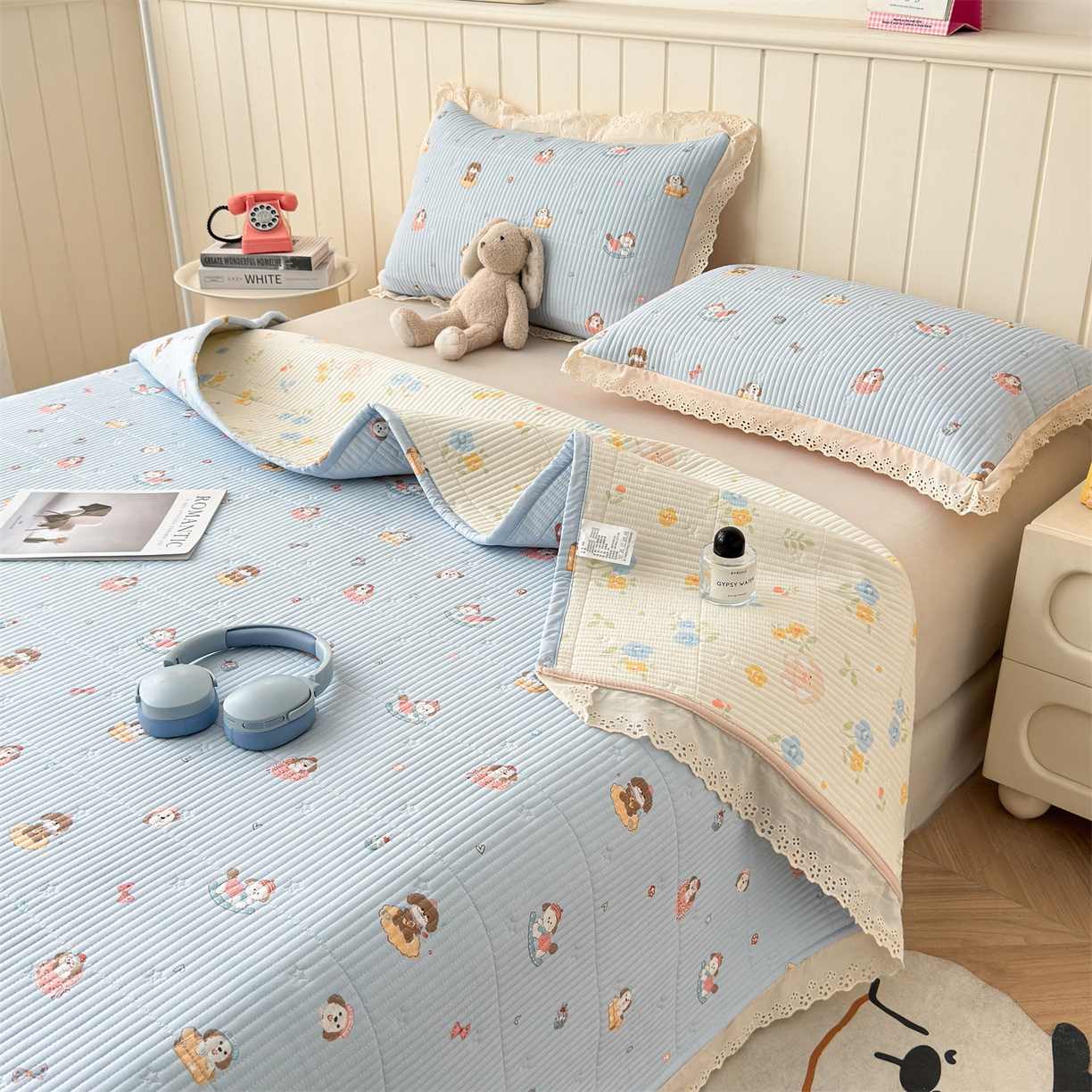 91家纺网 家纺一手货源 找家纺 雯豆家纺 2026春夏新款A类凉感花边床盖三件套 花边床盖-修勾木马（蓝）