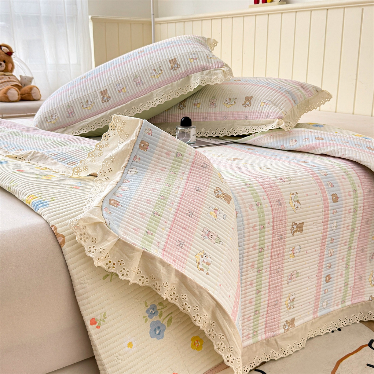 91家纺网 家纺一手货源 找家纺 雯豆家纺 2026春夏新款A类凉感花边床盖三件套 花边床盖-熊趣小窝