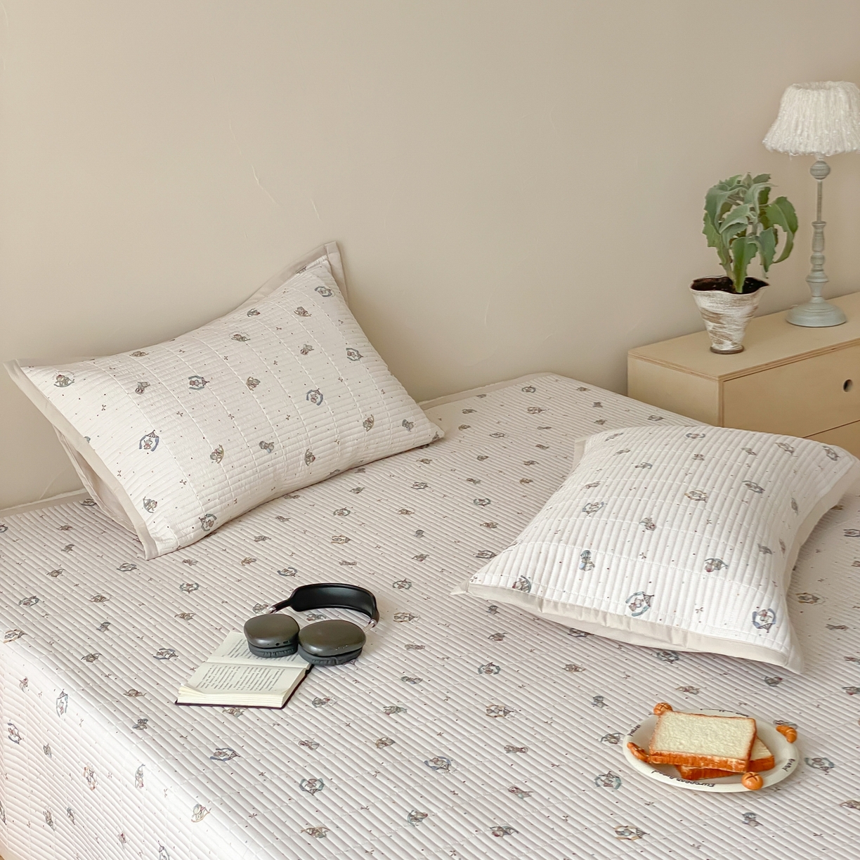 91家纺网 家纺一手货源 找家纺 黛舒家居 2026年春夏款纱洗莫代尔夹棉单床单床单单件床单三件套 米象小园