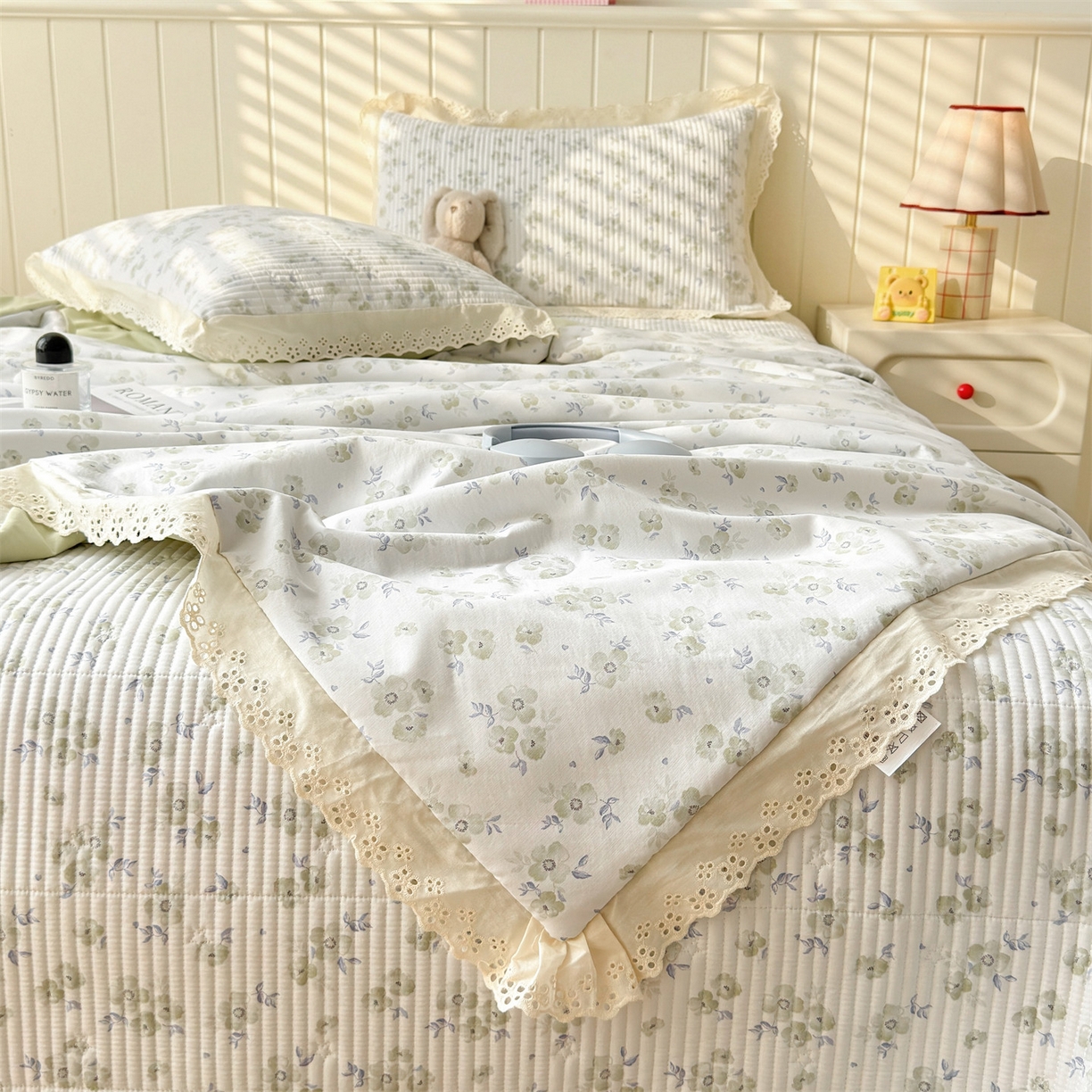 91家纺网 家纺一手货源 找家纺 雯豆家纺 2026春夏新款A类凉感花边床盖三件套 花边床盖-雾杏枝影