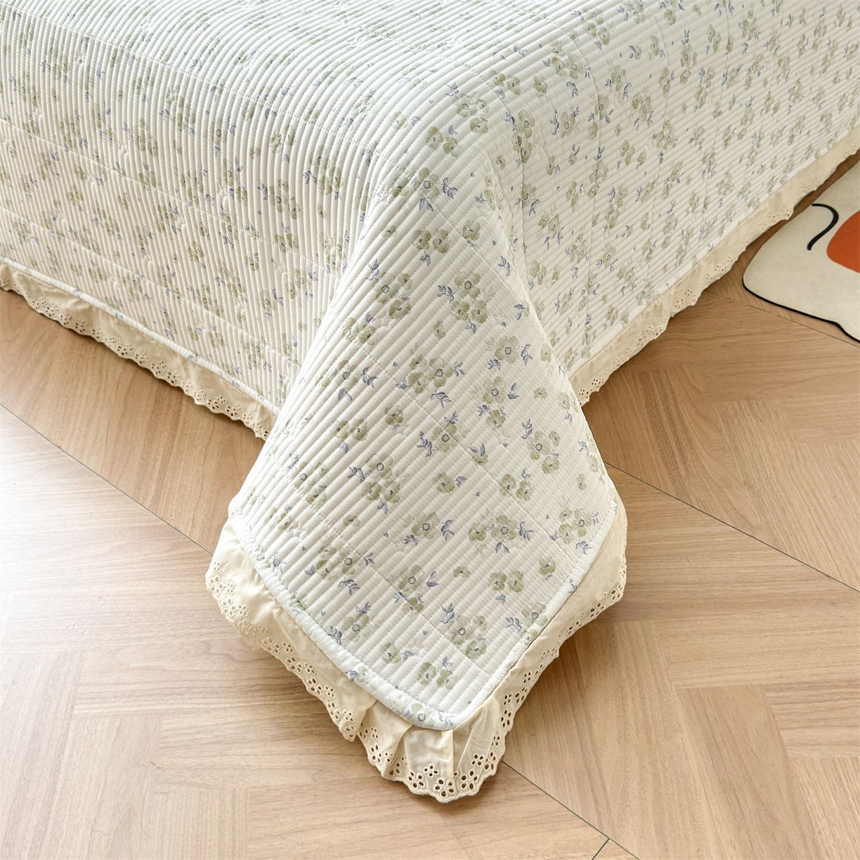 91家纺网 家纺一手货源 找家纺 雯豆家纺 2026春夏新款A类凉感花边床盖三件套 花边床盖-雾杏枝影