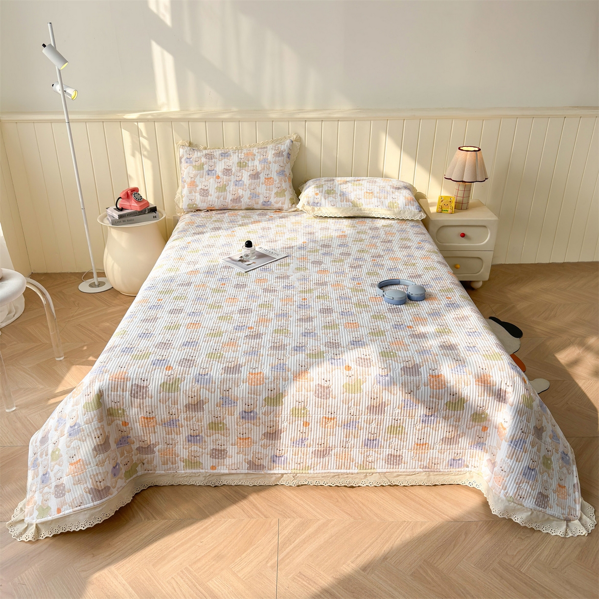 91家纺网 家纺一手货源 找家纺 雯豆家纺 2026春夏新款A类凉感花边床盖三件套 花边床盖-彩色小熊