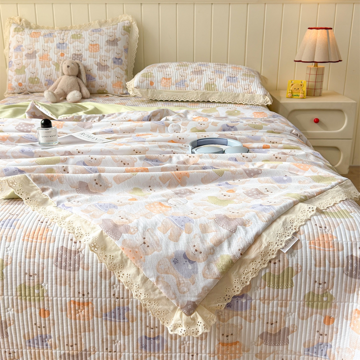 91家纺网 家纺一手货源 找家纺 雯豆家纺 2026春夏新款A类凉感花边床盖三件套 花边床盖-彩色小熊