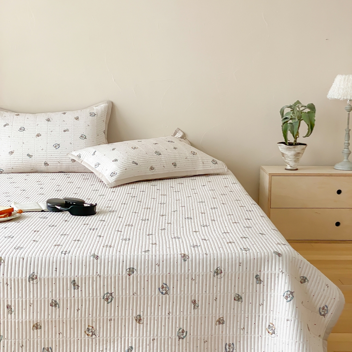 91家纺网 家纺一手货源 找家纺 黛舒家居 2026年春夏款纱洗莫代尔夹棉单床单床单单件床单三件套 米象小园