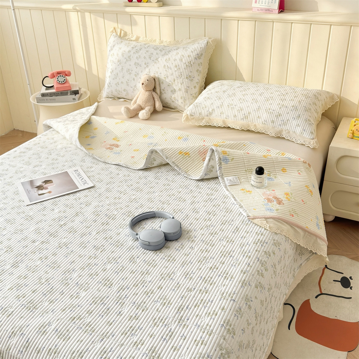 91家纺网 家纺一手货源 找家纺 雯豆家纺 2026春夏新款A类凉感花边床盖三件套 花边床盖-雾杏枝影