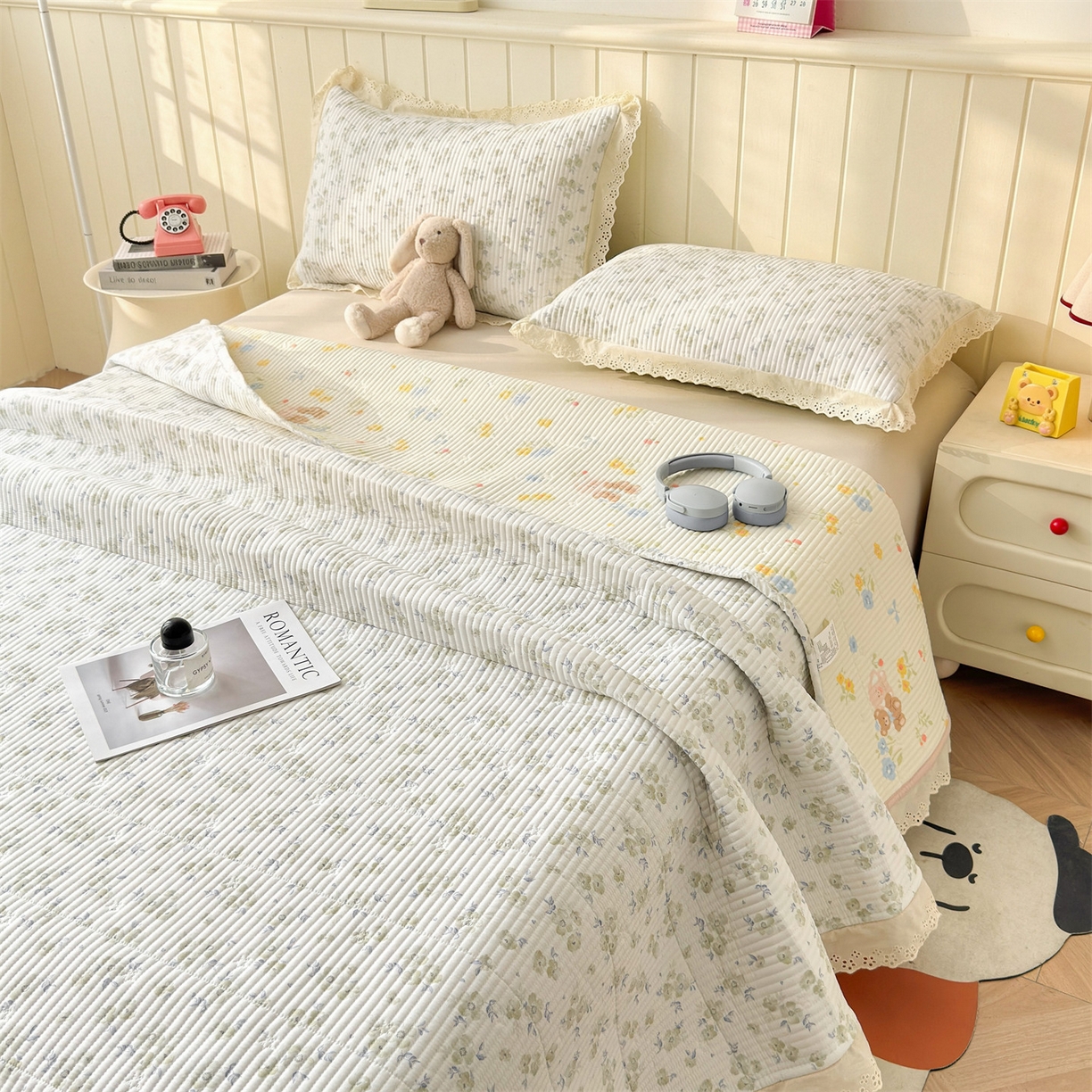 91家纺网 家纺一手货源 找家纺 雯豆家纺 2026春夏新款A类凉感花边床盖三件套 花边床盖-雾杏枝影