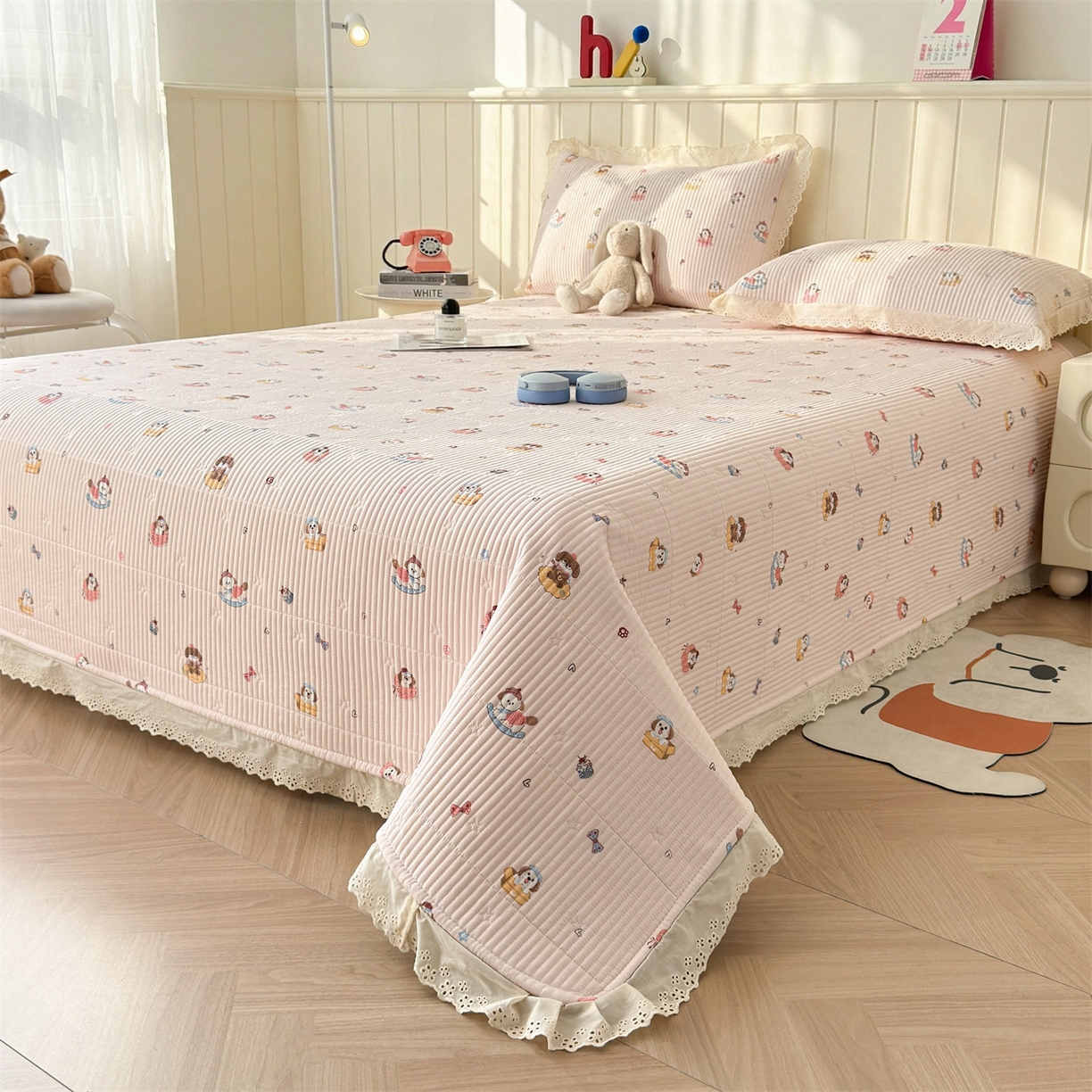 91家纺网 家纺一手货源 找家纺 雯豆家纺 2026春夏新款A类凉感花边床盖三件套 花边床盖-修勾木马（粉）