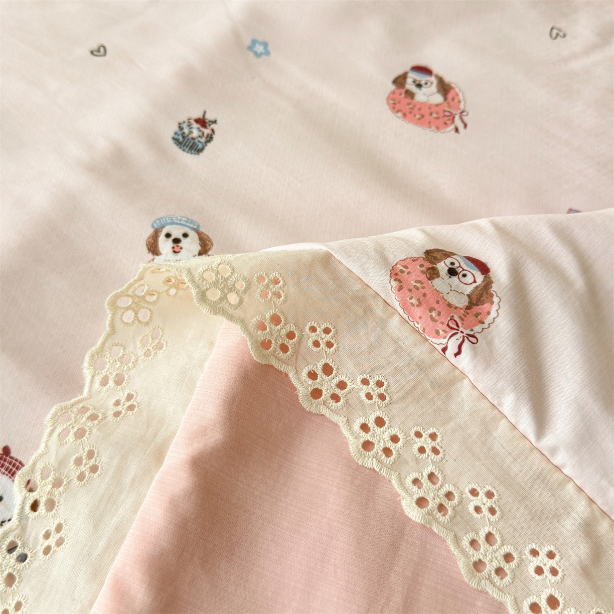 91家纺网 家纺一手货源 找家纺 雯豆家纺 2026春夏新款A类凉感花边床盖三件套 花边床盖-修勾木马（粉）