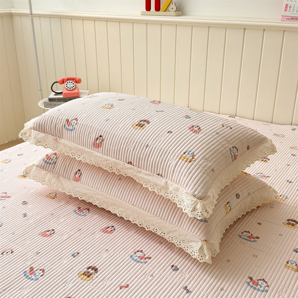 91家纺网 家纺一手货源 找家纺 雯豆家纺 2026春夏新款A类凉感花边床盖三件套 花边床盖-修勾木马（粉）