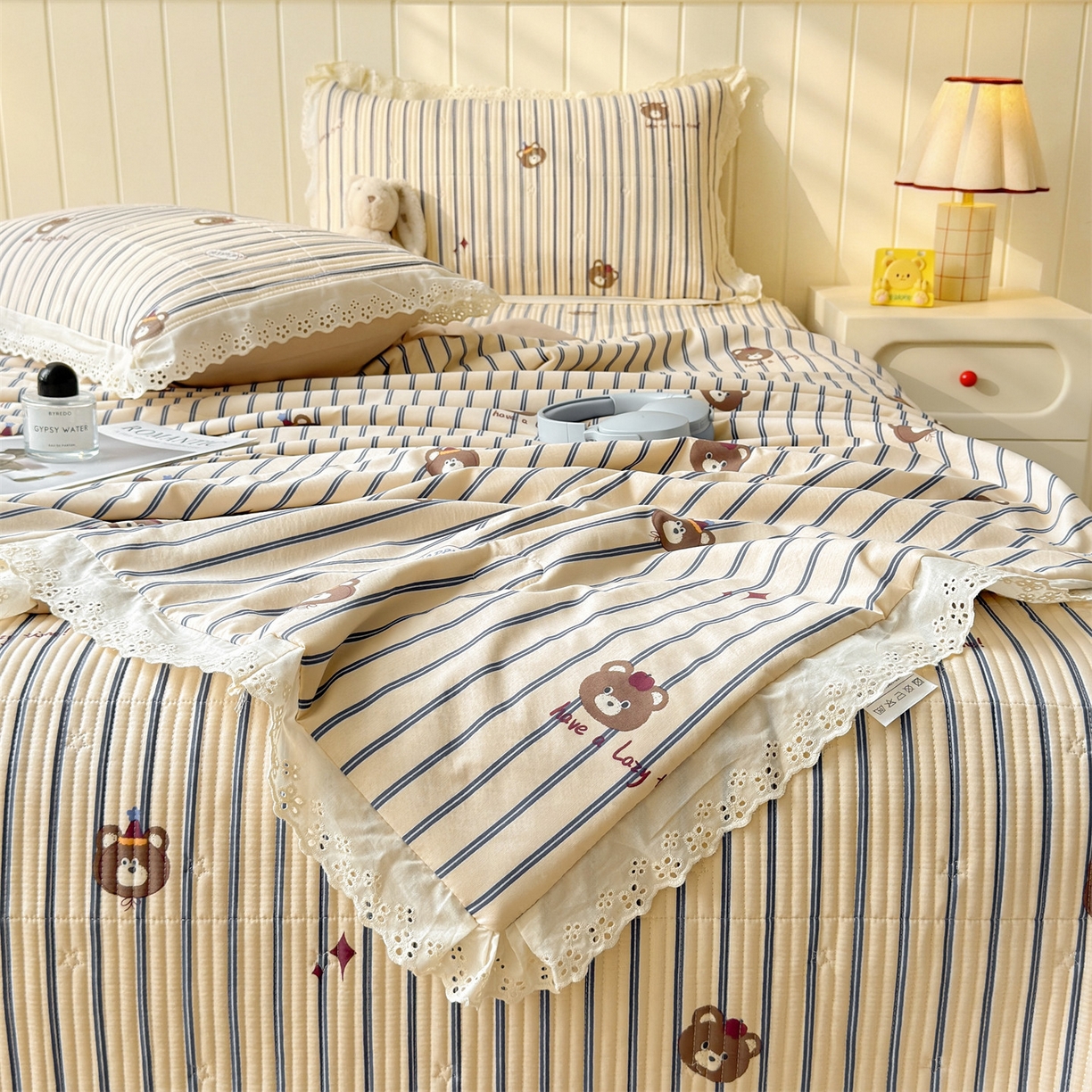 91家纺网 家纺一手货源 找家纺 雯豆家纺 2026春夏新款A类凉感花边床盖三件套 花边床盖-嗨皮熊