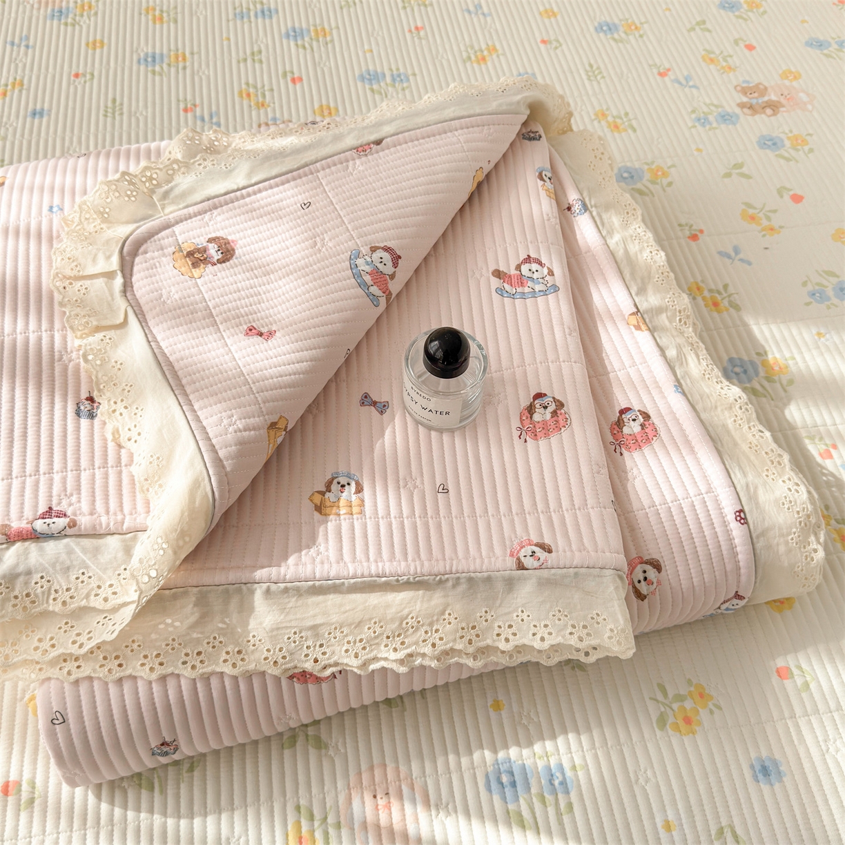 91家纺网 家纺一手货源 找家纺 雯豆家纺 2026春夏新款A类凉感花边床盖三件套 花边床盖-修勾木马（粉）