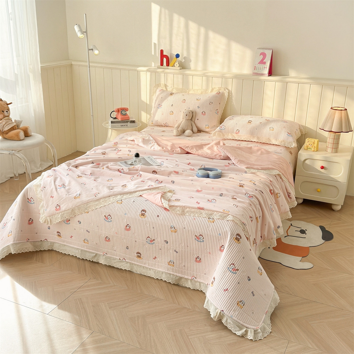 91家纺网 家纺一手货源 找家纺 雯豆家纺 2026春夏新款A类凉感花边床盖三件套 花边床盖-修勾木马（粉）