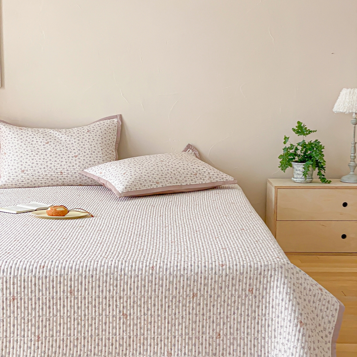 91家纺网 家纺一手货源 找家纺 黛舒家居 2026年春夏款纱洗莫代尔夹棉单床单床单单件床单三件套 奶咖小兔