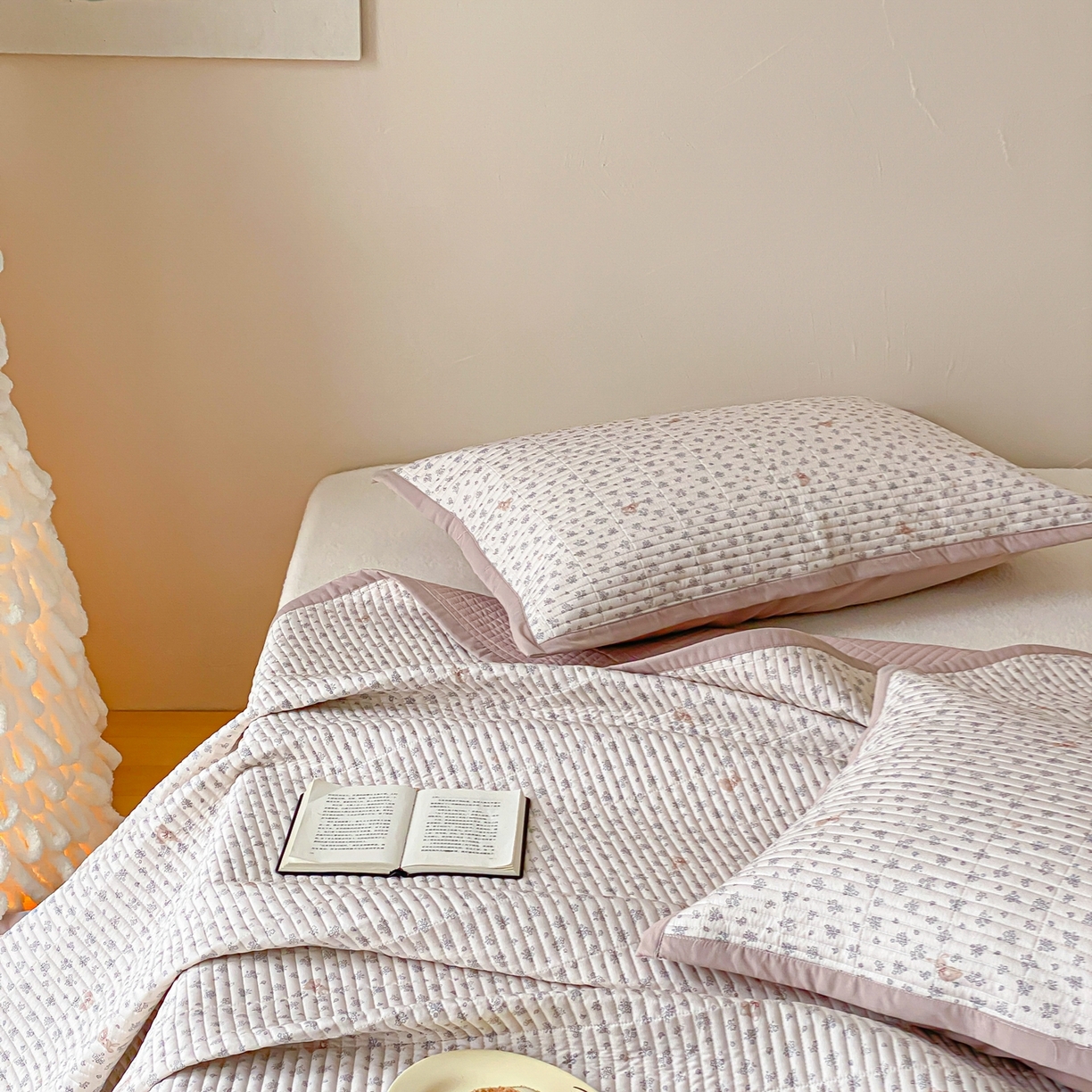 91家纺网 家纺一手货源 找家纺 黛舒家居 2026年春夏款纱洗莫代尔夹棉单床单床单单件床单三件套 奶咖小兔