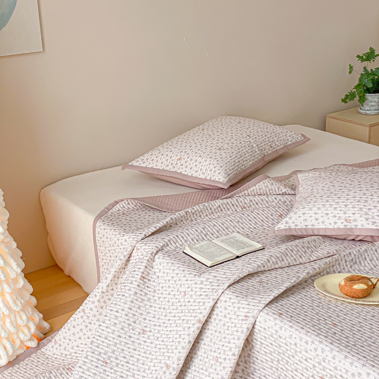 91家纺网 家纺一手货源 找家纺 黛舒家居 2026年春夏款纱洗莫代尔夹棉单床单床单单件床单三件套 奶咖小兔