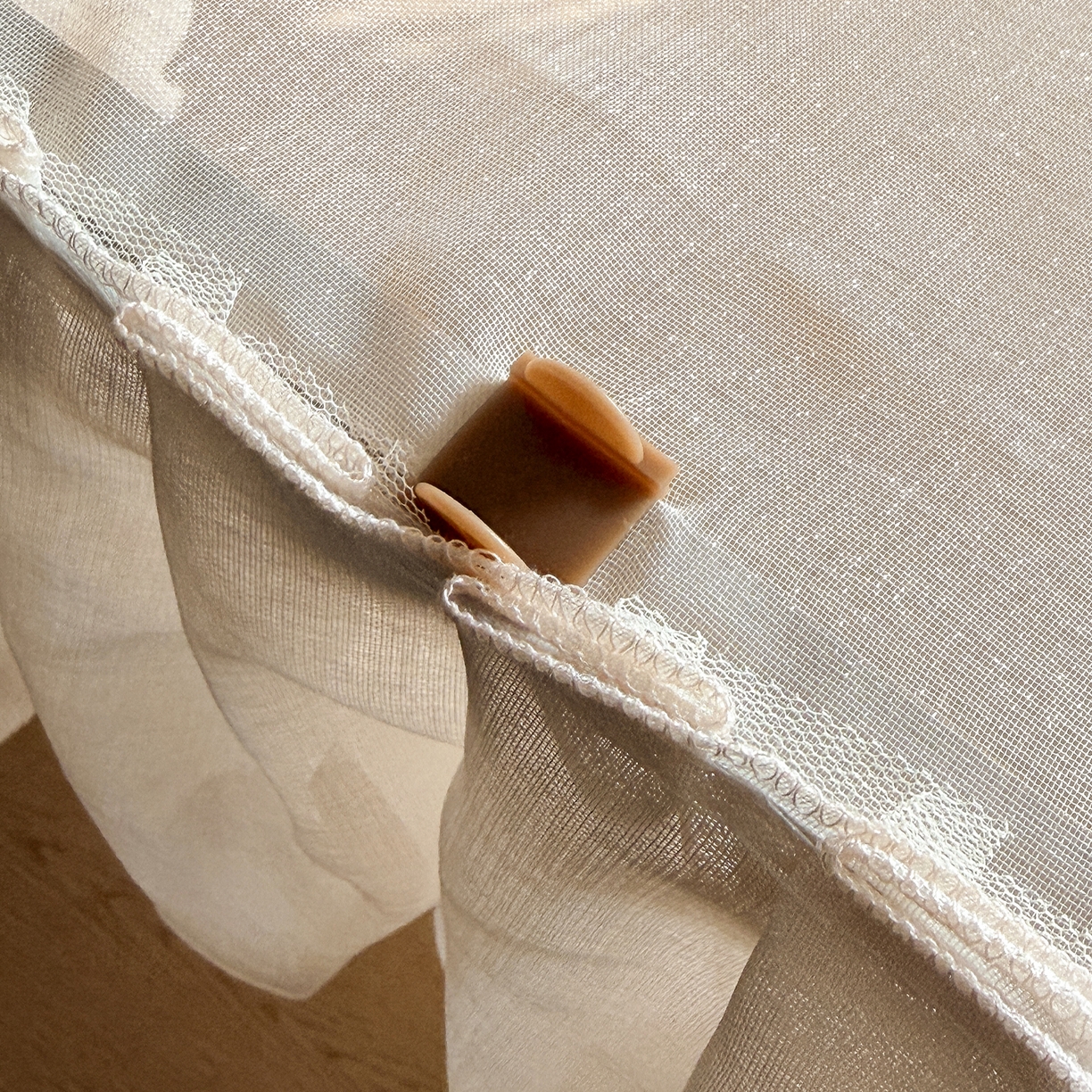 91家纺网 家纺一手货源 找家纺 都市缘蚊帐 2026年新款3303多丽棉纱纯色款轨道蚊帐1.5m 1.8m 麦芽杏-场景1