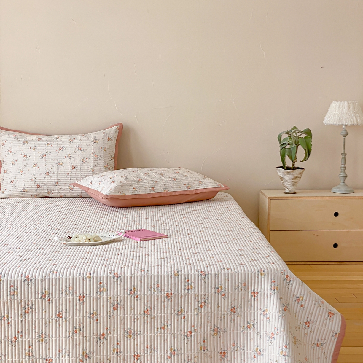 91家纺网 家纺一手货源 找家纺 黛舒家居 2026年春夏款纱洗莫代尔夹棉单床单床单单件床单三件套 晴桔花漾