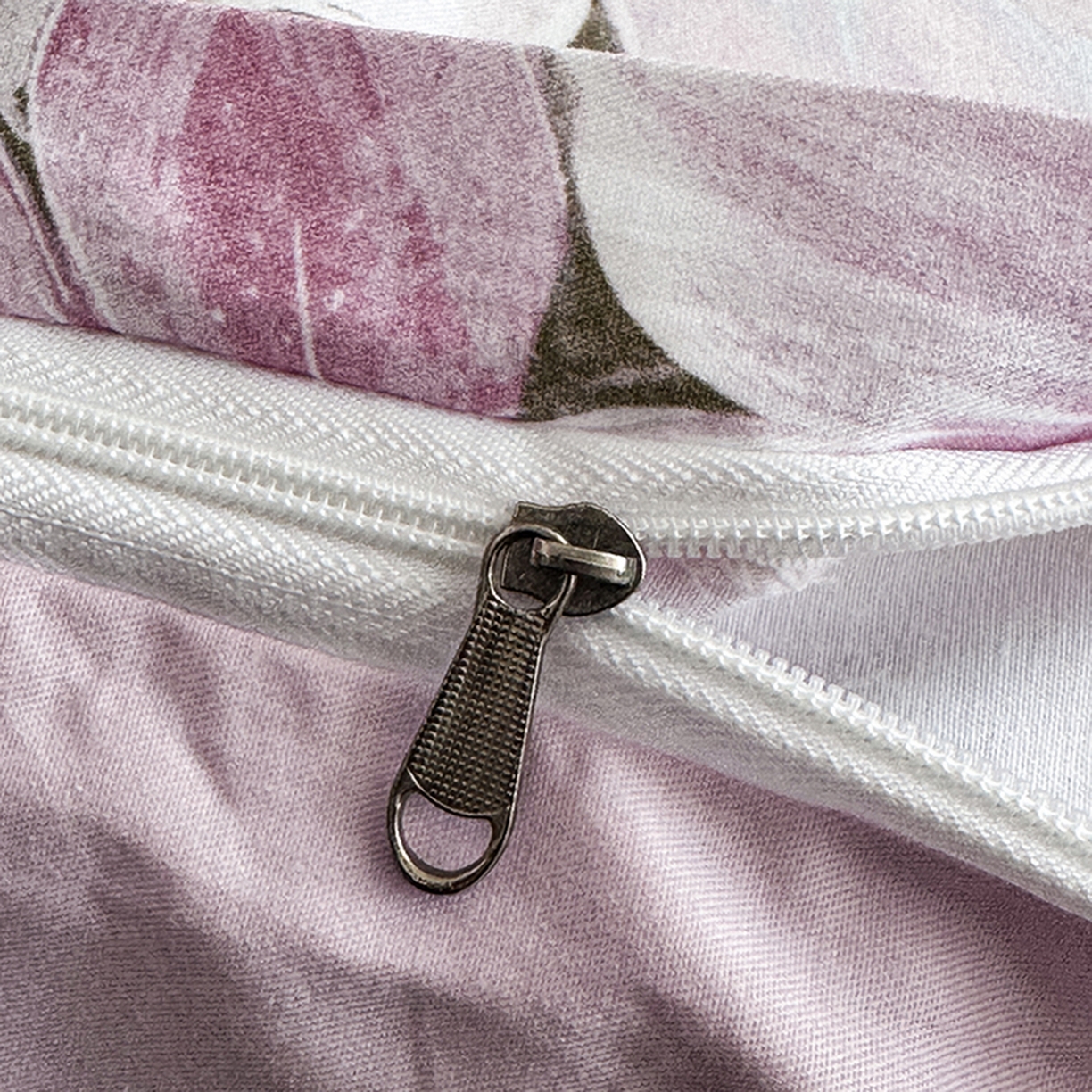 91家纺网 家纺一手货源 找家纺 眷恋家纺 2026新款全棉春夏铂金棉13376数码印花四件套 绽放序曲-粉