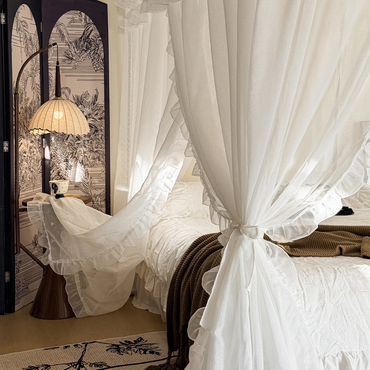 91家纺网 家纺一手货源 找家纺 都市缘蚊帐 2026年新款3303多丽棉纱纯色款轨道蚊帐1.5m 1.8m 云雾白-场景1