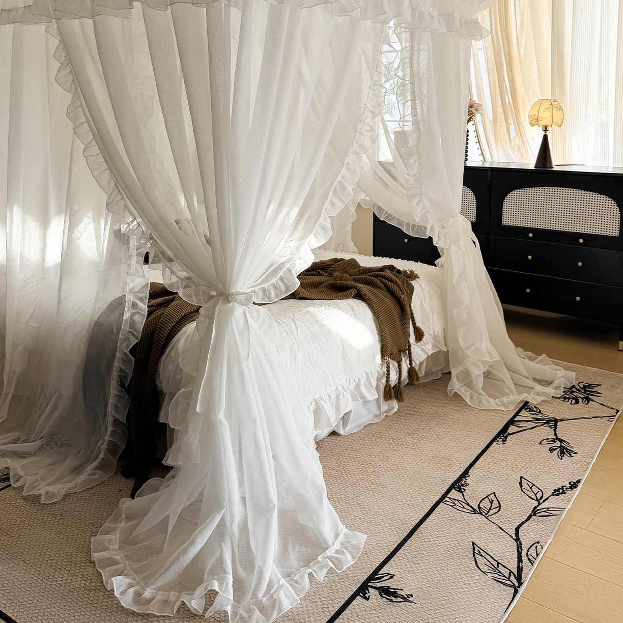 91家纺网 家纺一手货源 找家纺 都市缘蚊帐 2026年新款3303多丽棉纱纯色款轨道蚊帐1.5m 1.8m 云雾白-场景1