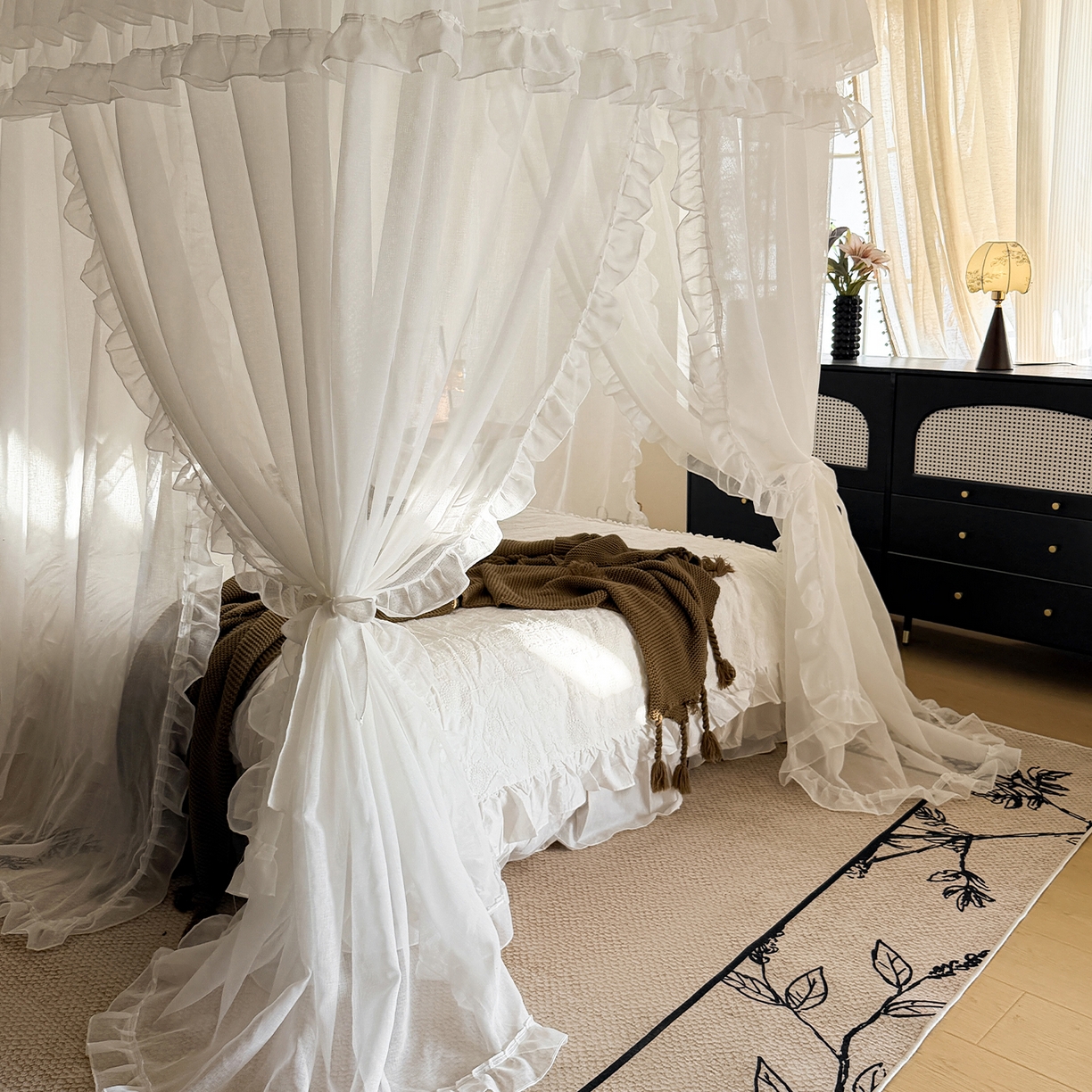 91家纺网 家纺一手货源 找家纺 都市缘蚊帐 2026年新款3303多丽棉纱纯色款轨道蚊帐1.5m 1.8m 云雾白-场景1