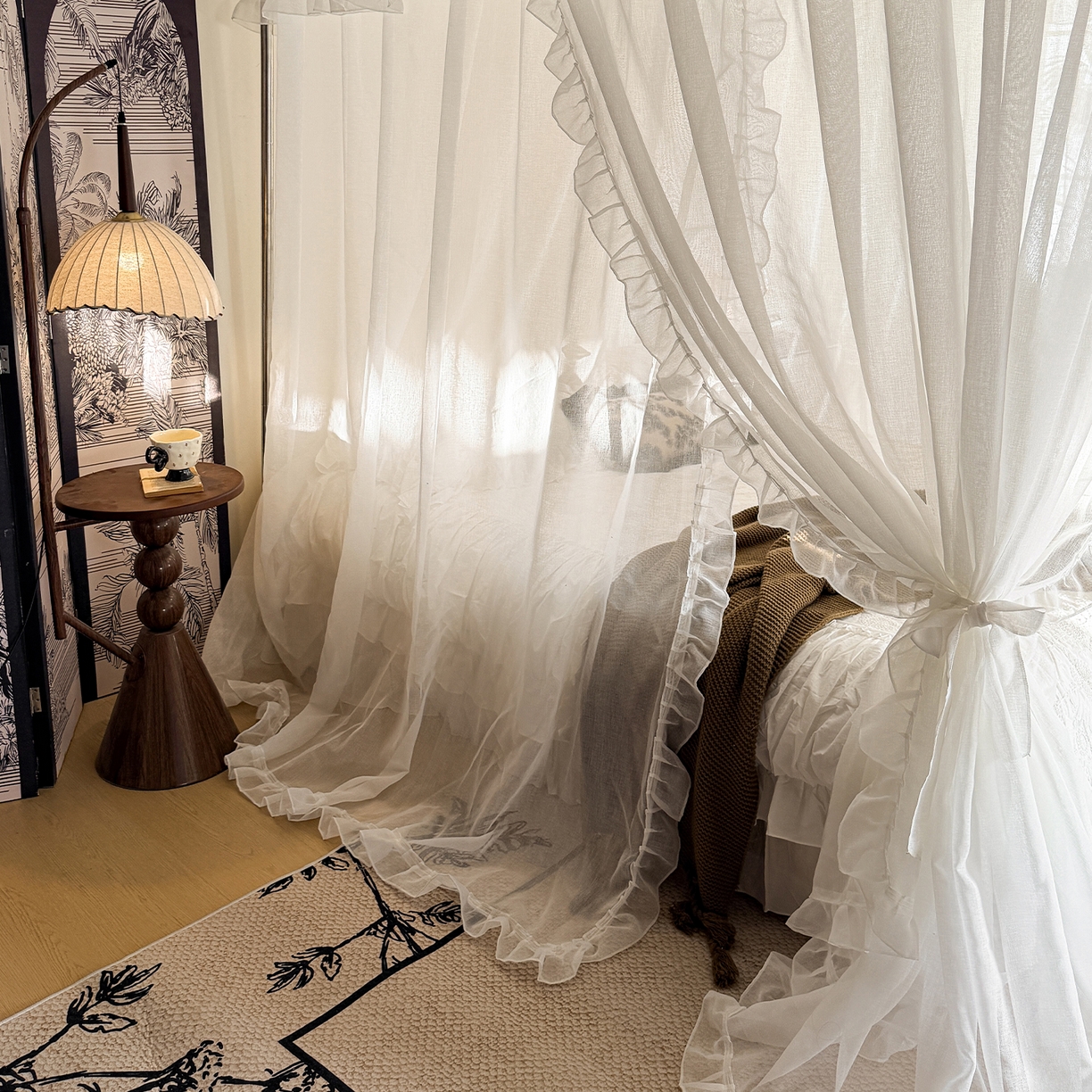 91家纺网 家纺一手货源 找家纺 都市缘蚊帐 2026年新款3303多丽棉纱纯色款轨道蚊帐1.5m 1.8m 云雾白-场景1